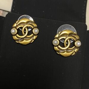🥳2xHP🥳 Chanel Goldtone and Faux Glass Pearl Authentic "Rare" Earrings